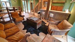 Ein rustikales Interieur mit Holzmöbeln, einem Kamin und einer Bar.