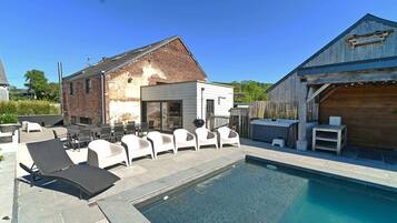 Huis | Zwembad | Een binnenzwembad en een buitenzwembad