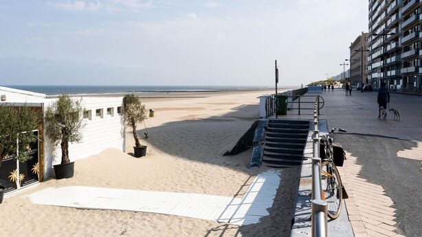 A beachside promenade with a sandy path leading to the beach, a staircase, and a building with balconies. - Middelkerke Mobile Home With Garden (Middelkerke)