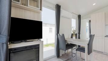 Mobile Home | Private kitchen | Fridge, microwave