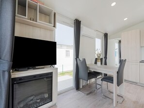 Mobile Home | Private kitchen | Fridge, microwave - Modern Mobile Home in Middelkerke With Garden (Middelkerke)