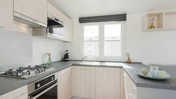 Mobile Home | Private kitchen | Fridge, microwave