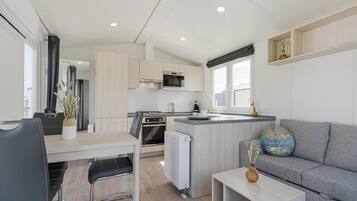 Mobile Home | Private kitchen | Fridge, microwave