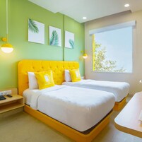 Escritorio, tabla de planchar con plancha, wifi gratis y ropa de cama 