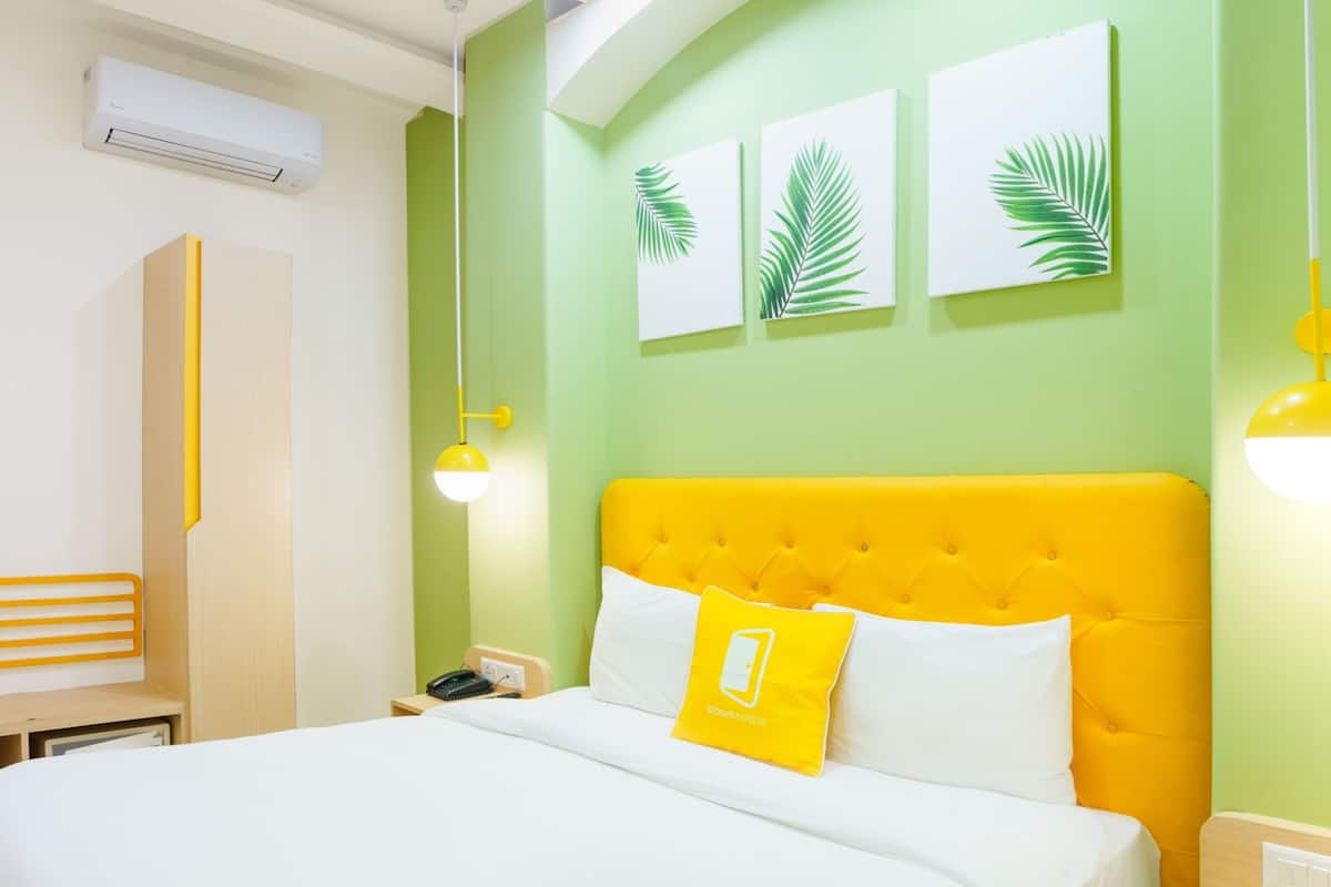 Escritorio, tabla de planchar con plancha, wifi gratis y ropa de cama