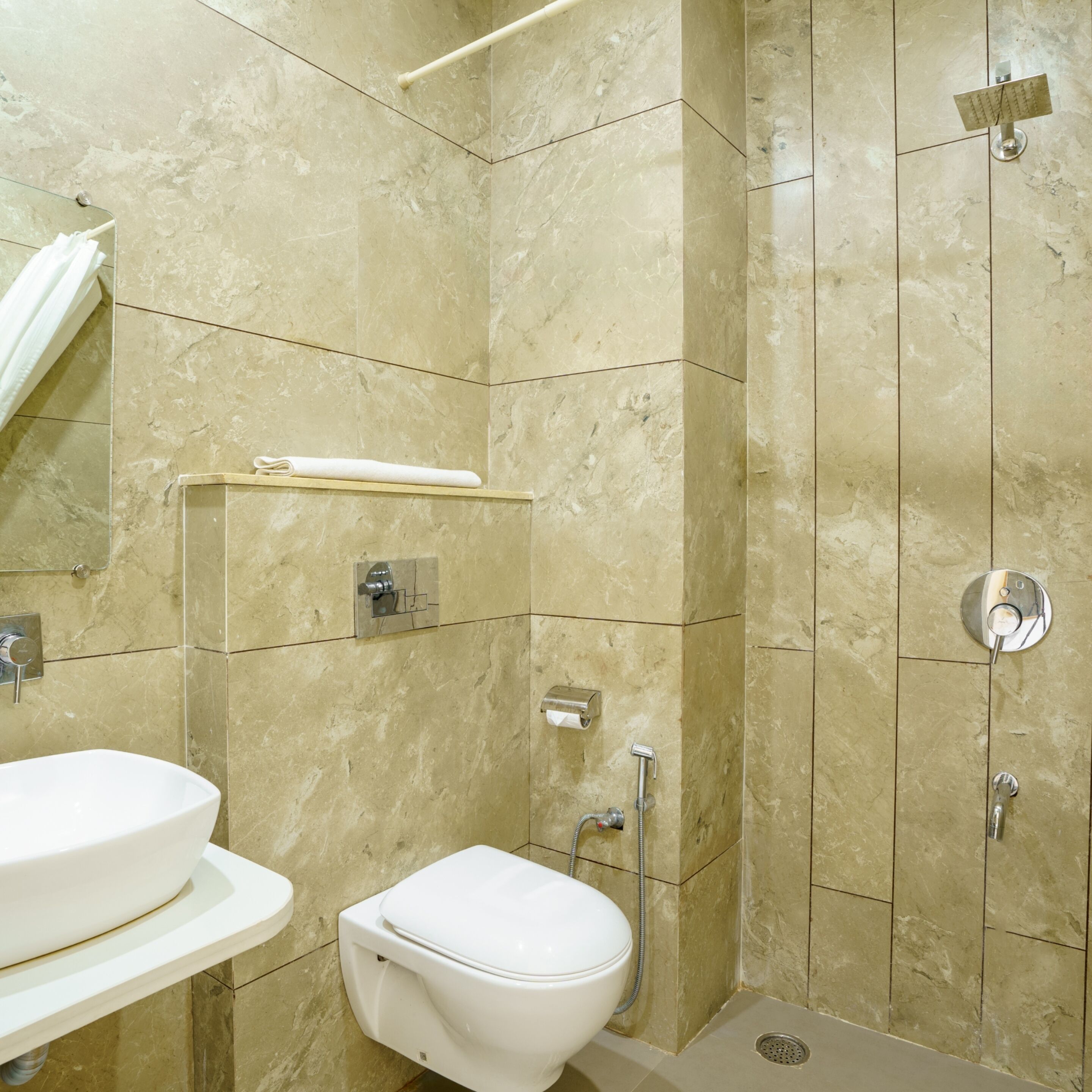 Standard-Zweibettzimmer | Badezimmer | Dusche, Regendusche, kostenlose Toilettenartikel, Haartrockner