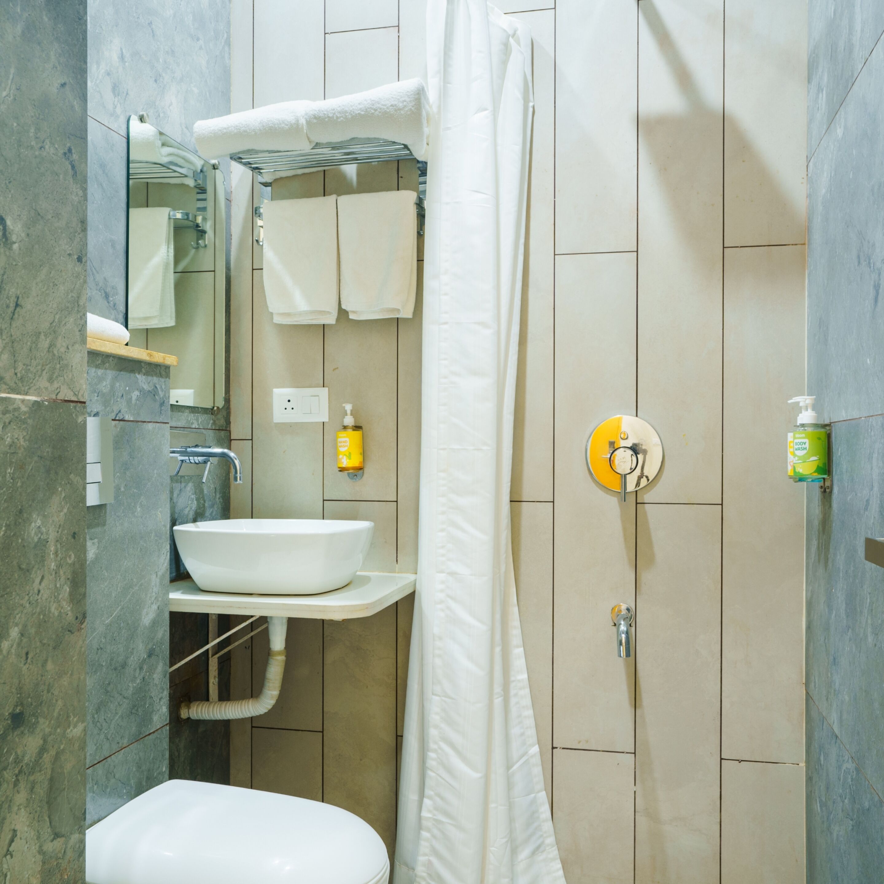 Habitación estándar doble | Baño | Ducha y cabezal de ducha tipo lluvia