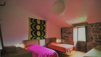 2 habitaciones, tabla de planchar con plancha y cuna de viaje