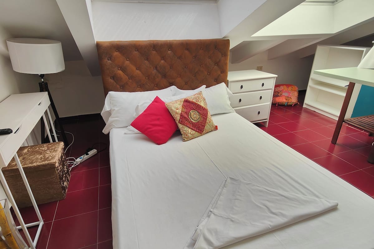 Basic Penthouse | 1 bedroom, hypo-allergenic bedding, down comforters, iron/ironing board