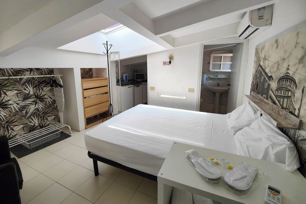 Comfort Penthouse | 1 bedroom, hypo-allergenic bedding, down comforters, iron/ironing board