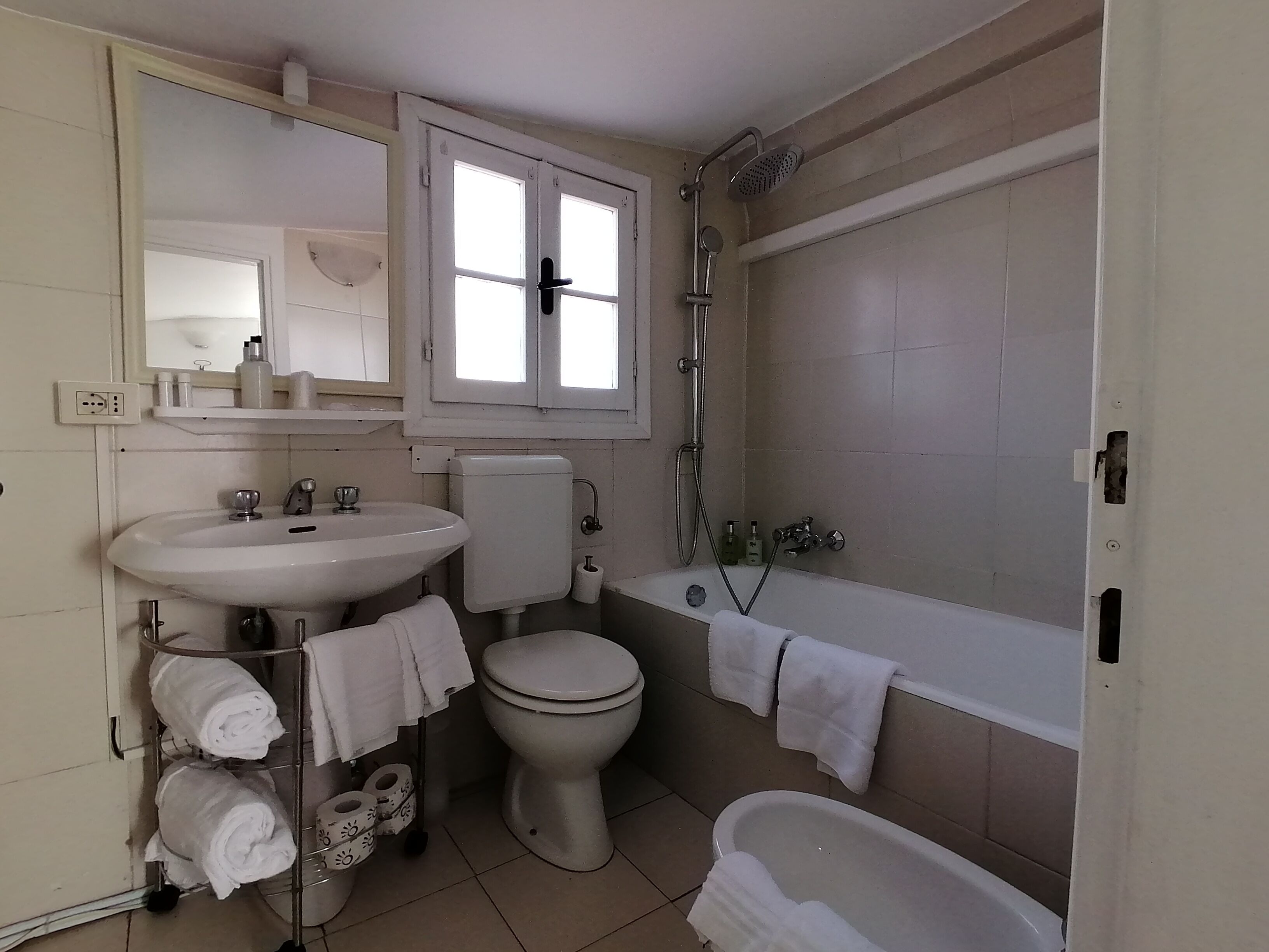 City-Penthouse | Badezimmer | Regendusche, Haartrockner, Hausschuhe, Bidet