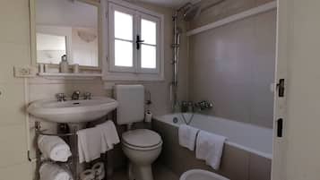 City-Penthouse | Badezimmer | Regendusche, Haartrockner, Hausschuhe, Bidet