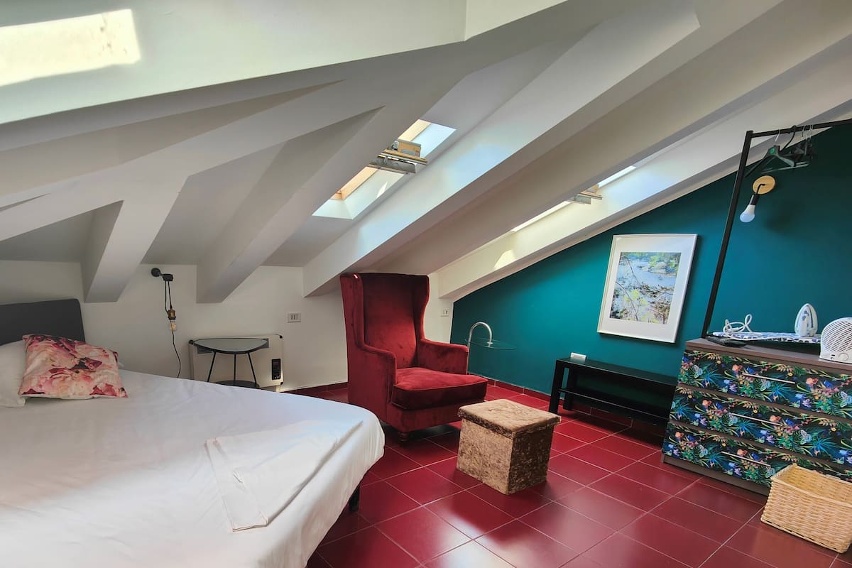 Classic Penthouse | 1 bedroom, hypo-allergenic bedding, down comforters, iron/ironing board