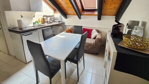 Comfort penthouse | Privékeuken | Een espressoapparaat, een koffiezetapparaat/waterkoker, een minikoelkast