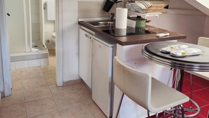 Klassieke penthouse | Badkamer | Een regendouche, een haardroger, pantoffels, een bidet