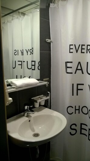 Basic Single Room | Bathroom | Shower, hair dryer, towels - Hotelli Uusikuu (Mikkeli)
