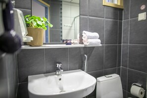 Dobbeltrom – basic | Bad | Dusj, hårføner og håndklær