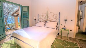 4 bedrooms, WiFi, bed sheets - Four bedroom villa with sea view and private pool, Costa Smeralda, San Pantaleo, (Sardegna)