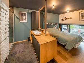 Casa | 4 habitaciones, muebles diferentes y tabla de planchar con plancha 