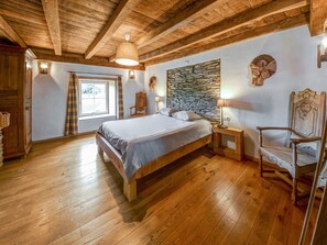 4 عدّة غرف نوم وطراز فريد لكل وحدة وملاءات أسرّة