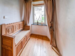 4 habitaciones, muebles diferentes y ropa de cama 