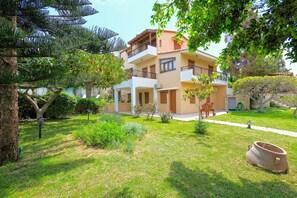 Huvila (5 Bedrooms) | Puutarha