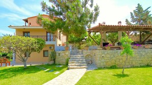Villa (5 Bedrooms) | Jardin