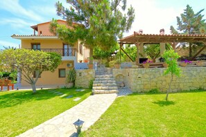 Villa (5 Bedrooms) | Garden