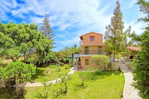 Villa (5 Bedrooms) | Garden