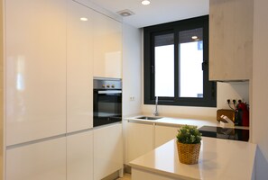 Een koelkast, een magnetron, een oven, een kookplaat