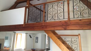 A wooden staircase with wrought iron railings leading to an upper floor. - Les Vieilles Ombres - Pineau (Bagnizeau)