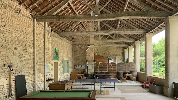 A spacious indoor area with a pool table, foosball table, and ping pong table. - Les Vieilles Ombres - Pineau (Bagnizeau)