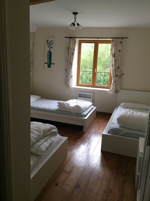 2 bedrooms, iron/ironing board, free WiFi, bed sheets