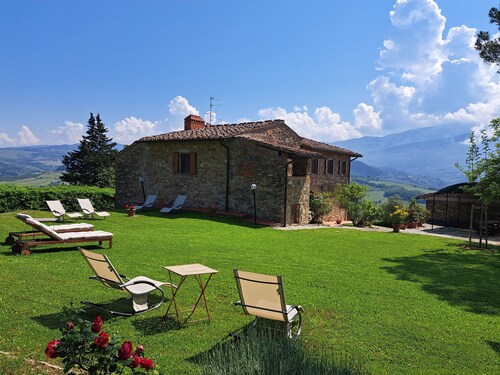 Country house with great views, pool, garden,  panoramic terraces, free wifi
