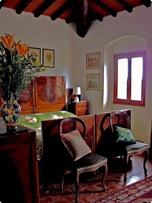 7 Schlafzimmer, Schreibtisch, Bügeleisen/Bügelbrett, Reisekinderbett