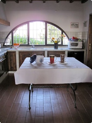 KĂŒhlschrank, Mikrowelle, Ofen, Herdplatte