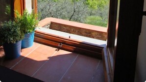 A room with a large window overlooking a green landscape with hills. - Country house with great views, pool, garden,  panoramic terraces, free wifi
 (Torri)