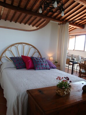 7 chambres, bureau, fer et planche à repasser, lit parapluie