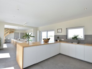 Private kitchen - Holiday Home With Pond in Poperinge (Poperinge)