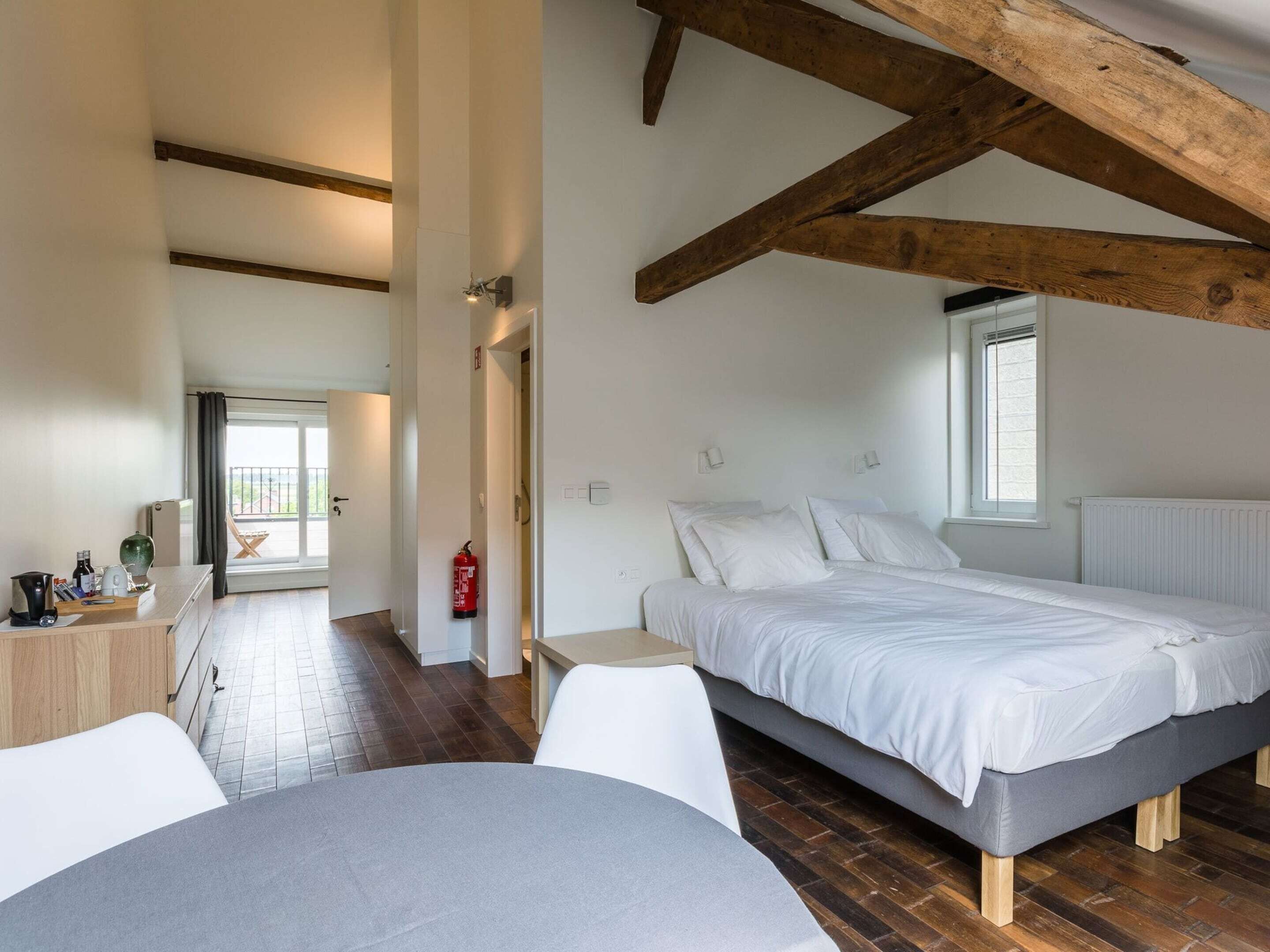 House | 4 bedrooms, individually furnished, iron/ironing board, bed sheets