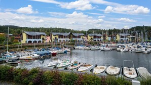 Un puerto deportivo con barcos amarrados, rodeado de edificios coloridos de arquitectura tradicional.