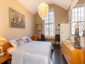 1 habitación, muebles diferentes y ropa de cama