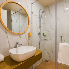 Standard-Zweibettzimmer | Badezimmer | Dusche, Regendusche, kostenlose Toilettenartikel, Haartrockner