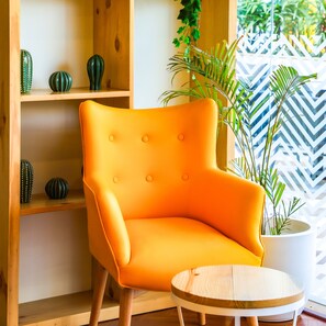 Lobby sitting area - Bloom Hotel - Golf Course Road, Sector 43 (Gurugram)