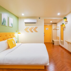 Habitación estándar doble | Escritorio, tabla de planchar con plancha, wifi gratis y ropa de cama