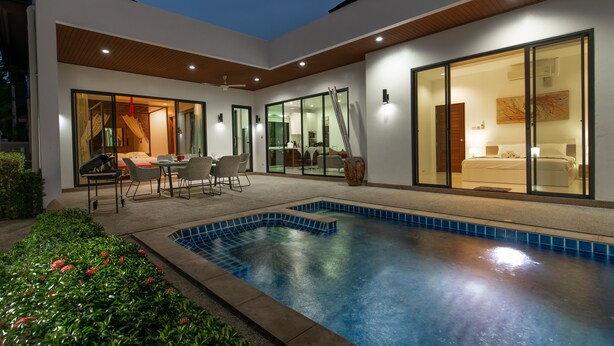 A modern house with a swimming pool, a dining area, and a bedroom with a large window. - Oriental 3br Pool Villa (Rawai)