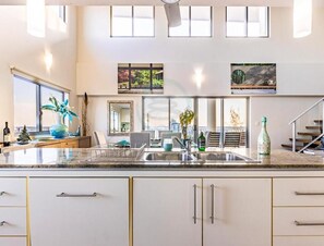 Departamento Premier | Cocina privada | Refrigerador con congelador, microondas, horno y parrilla de estufa