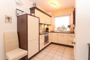 Un four, surface de cuisson, cafetiÚre-théiÚre, grille-pain