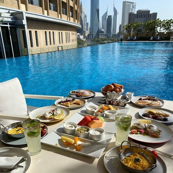 Outdoor pool - SuperHost - Address Dubai Mall - Stunning Studios (Dubai)