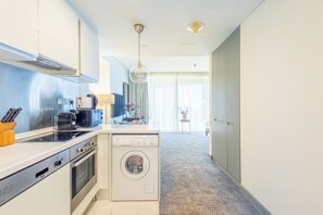 Estudio Confort | Cocina privada | Refrigerador, microondas, horno y parrilla de estufa 